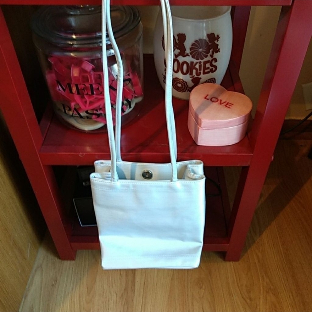 Avon Silver Shoulder Bag Chic and Versatile